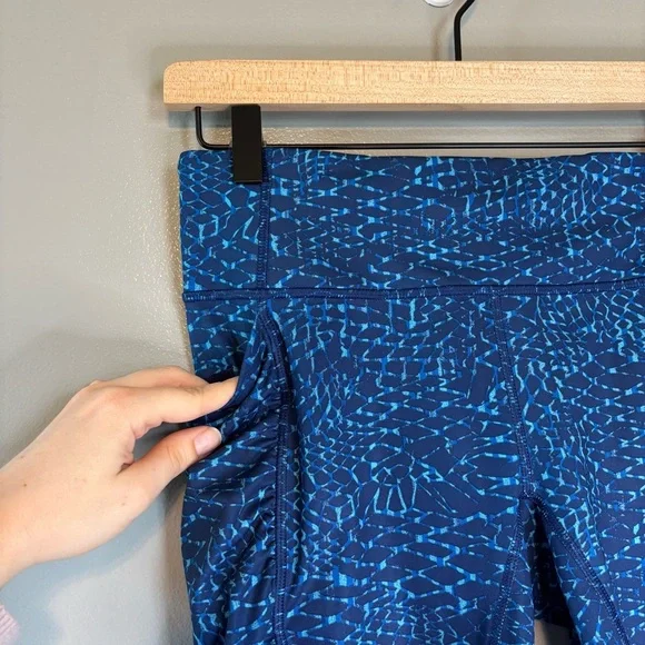 Lululemon sz 8 Luxtreme Speed Track Bike Shorts Samba Snake Blue Ruched Running - Picture 3 of 6